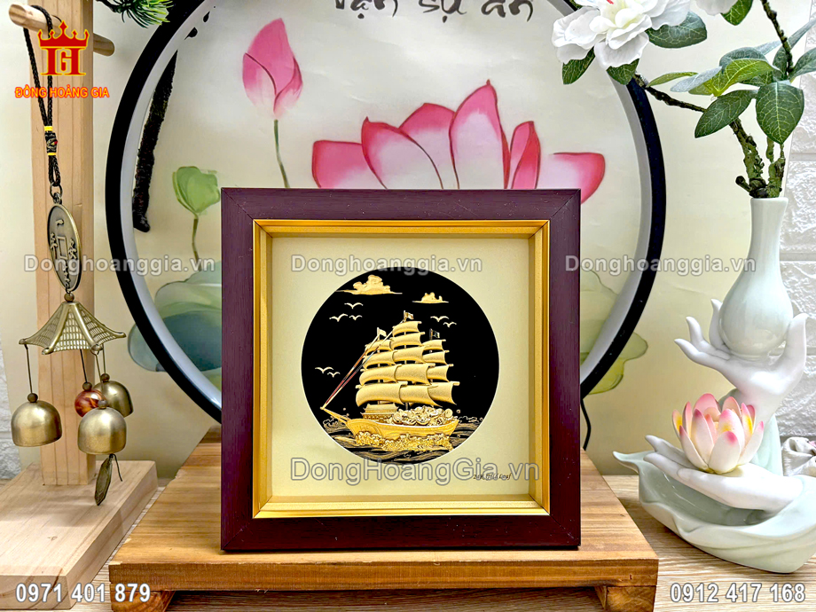 Bức tranh thuận buồm xuôi gió mạ vàng 24K là món quà tặng doanh nhân ý nghĩa